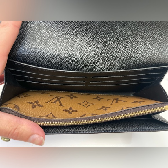 LOUIS VUITTON
Reverse Monogram Giant Sarah Wallet - Picture 5 of 12